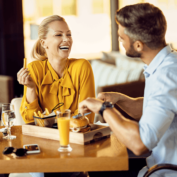Para rozmawiająca przy posiłku w restauracji